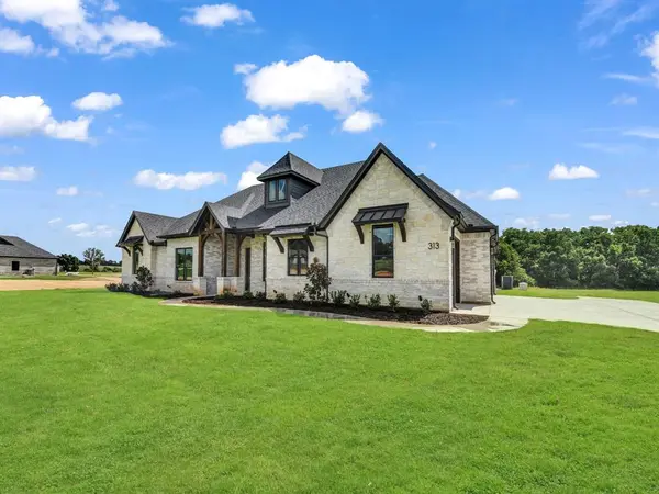 305 Wrangler Court, Weatherford, TX 76088