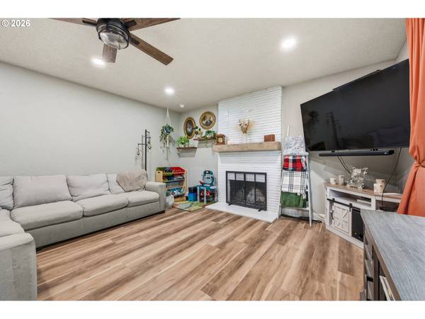 965 SOMMERVILLE LOOP, Harrisburg, OR 97446