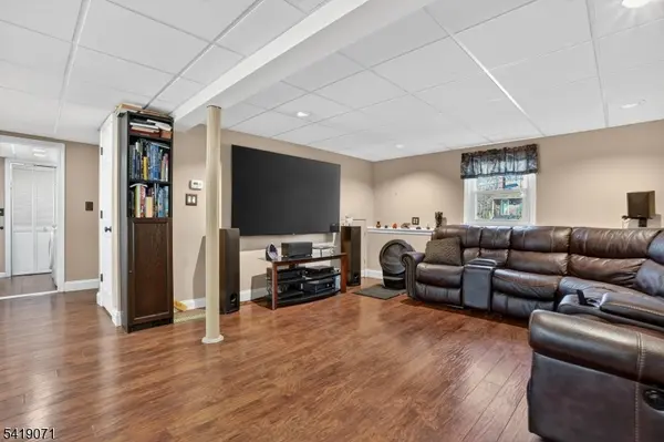 116 Star Lake Rd, Bloomingdale Boro, NJ 07403