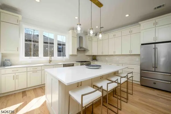 32 W Mcclellan Ave, Livingston Twp., NJ 07039