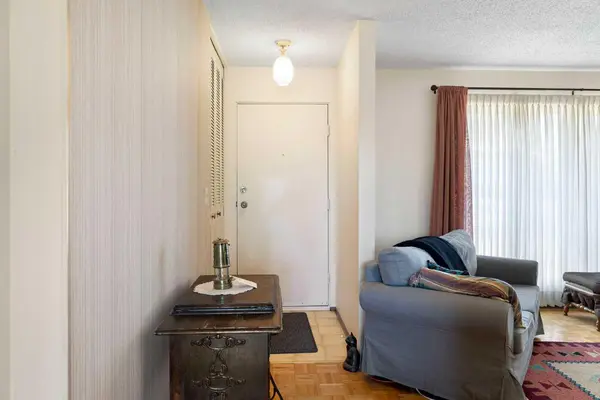 472 Cedarpark DR SW, Calgary, AB T2W 2J7