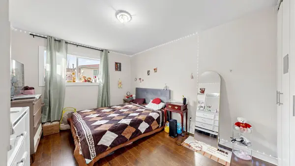 15 Gainsborough RD, Brampton, ON L6S 1X2