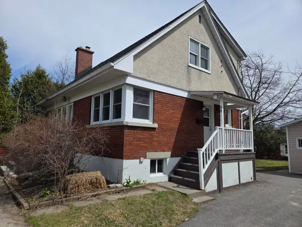 30 Sunnycrest DR, Cityview - Parkwoods Hills - Rideau Shore, ON K2E 5Y2