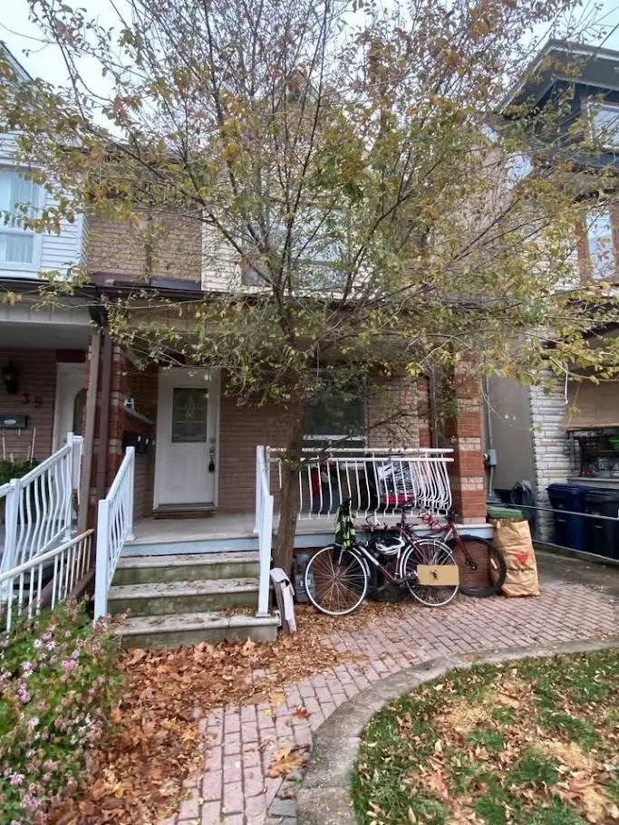 37 Gillespie AVE #Main Floor, Toronto W03, ON M6N 2Y5