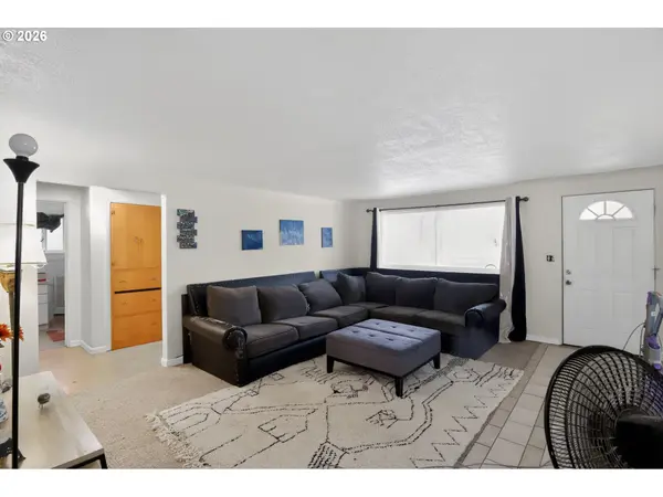 376 NE CHESTNUT ST, Madras, OR 97741