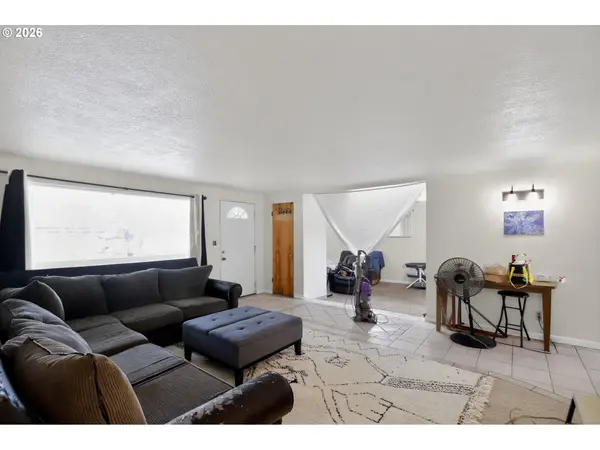 376 NE CHESTNUT ST, Madras, OR 97741