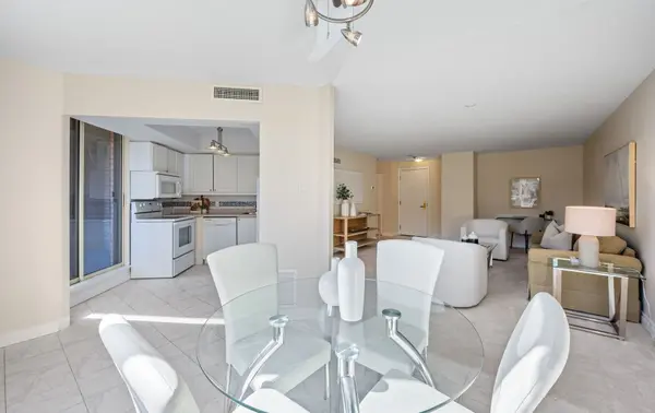 1210 Don Mills RD #324, Toronto C13, ON M3B 3N9