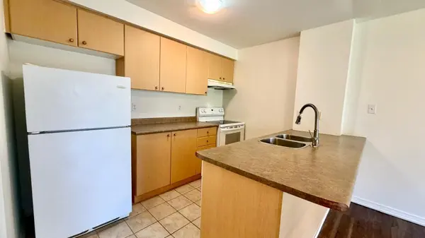 94 Aspen Springs DR #209, Clarington, ON L1C 5N4