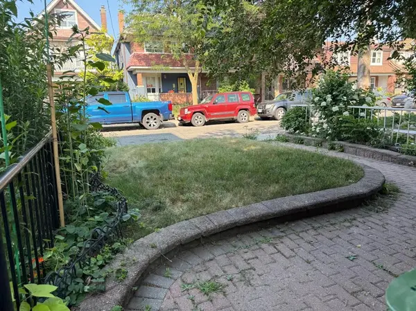 37 Gillespie AVE #Main Floor, Toronto W03, ON M6N 2Y5