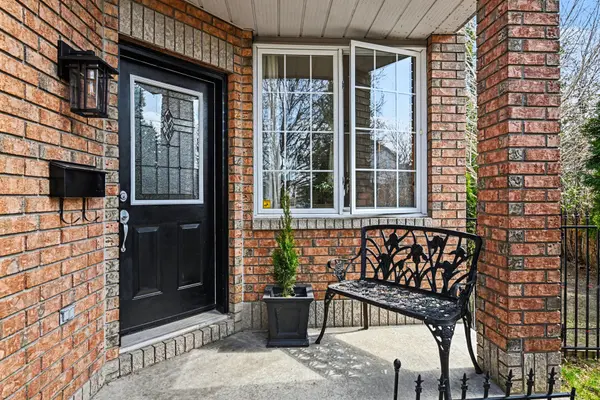 52 Kincardine DR, Kanata, ON K2V 1B3