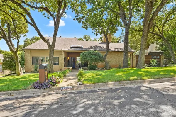 2304 Oak Forest Court, Arlington, TX 76012