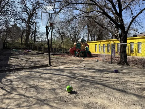 106 Barrows Lane, Desoto, TX 75115