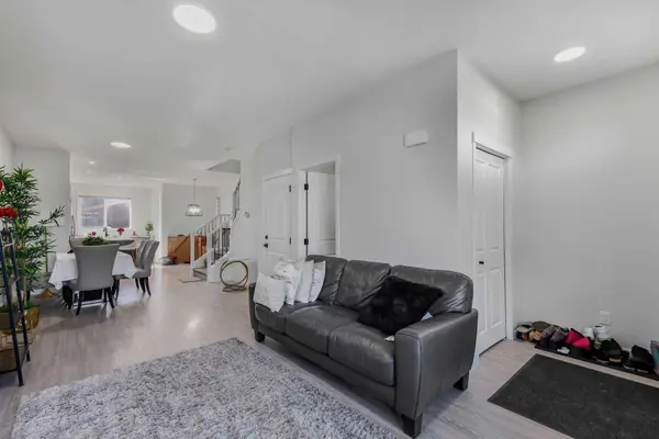 15 EDITH Passage NW, Calgary, AB T3R 2B6