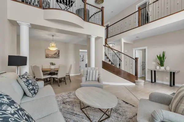 98 Sherwood HL NW, Calgary, AB T3R 0B3