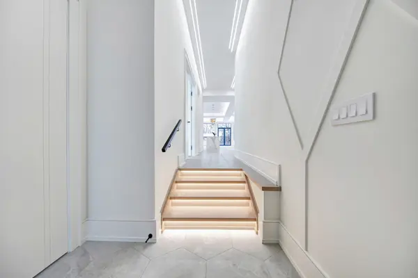 84 Mosley ST, Aurora, ON L4G 1H1