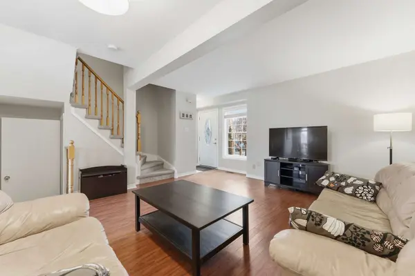 22 Ross Linton DR, Aurora, ON L4G 6T3