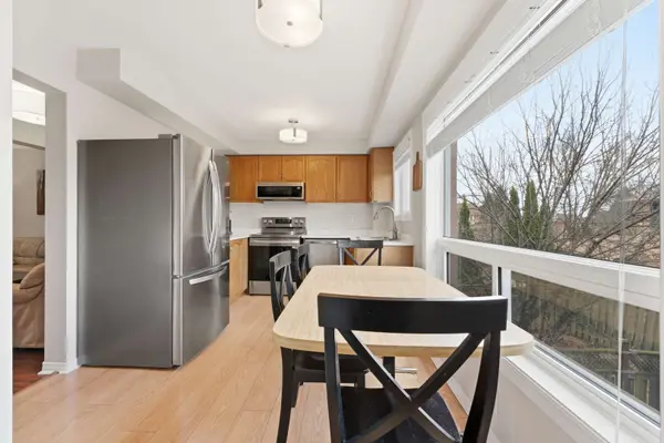 22 Ross Linton DR, Aurora, ON L4G 6T3