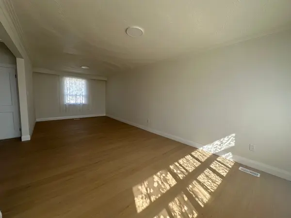 451 Sandmere PL, Oakville, ON L6L 4G5