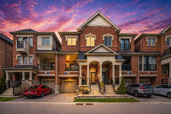 82 Oakmore LN, Brampton, ON L6Y 6H5