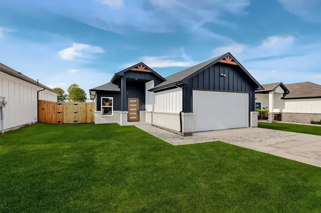 208 E Rusk Street, Rice, TX 75155