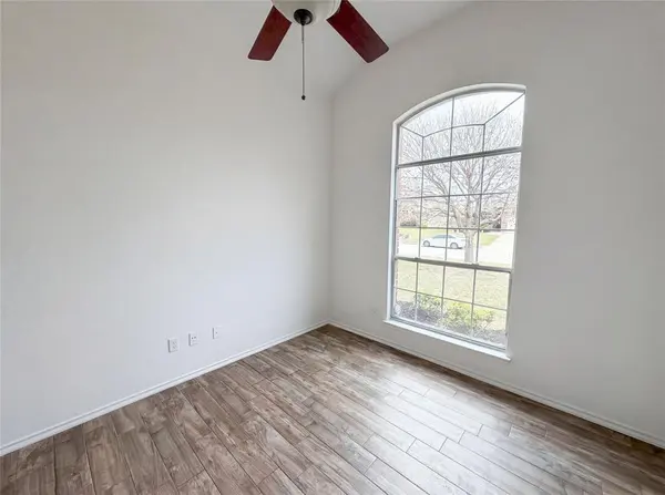 828 Pebblecreek Drive, Burleson, TX 76028