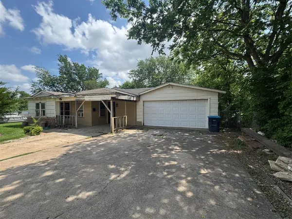 1301 Sharondale Street, Fort Worth, TX 76115