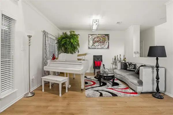 709 Gentry Drive, Arlington, TX 76018