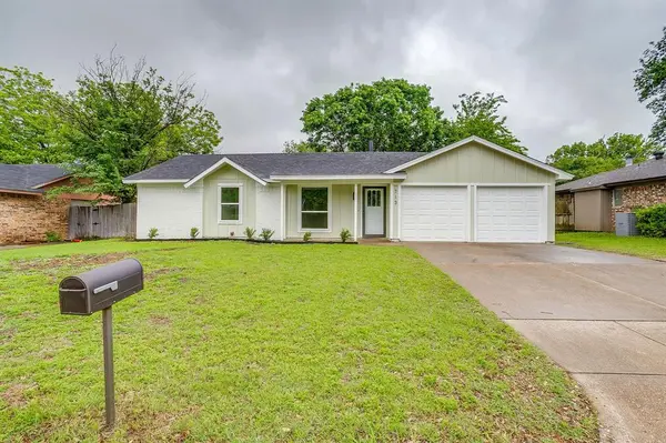 713 Vaughn Drive, Burleson, TX 76028
