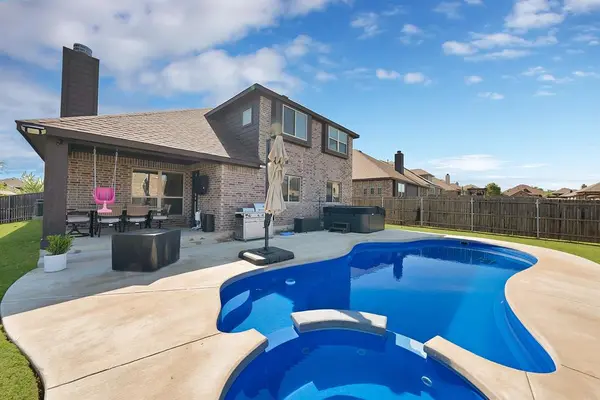 1040 Weeping Oak Drive, Burleson, TX 76028