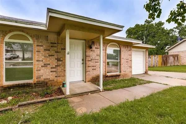 520 Lake Crest Parkway, Azle, TX 76020