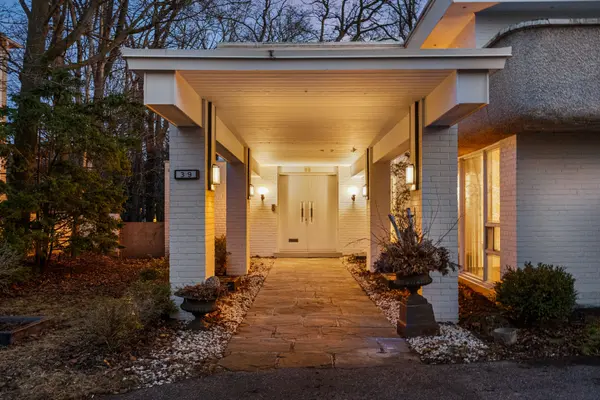 39 Burton RD, Toronto C03, ON M5P 1V1