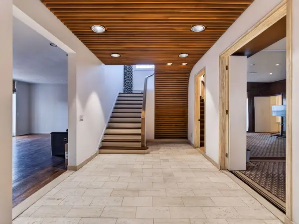 39 Burton RD, Toronto C03, ON M5P 1V1