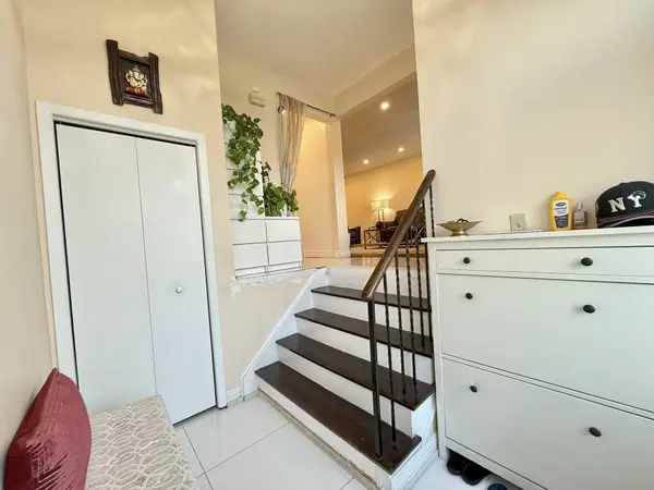 963 Lovingston CRES #Upper, Mississauga, ON L4W 3V7