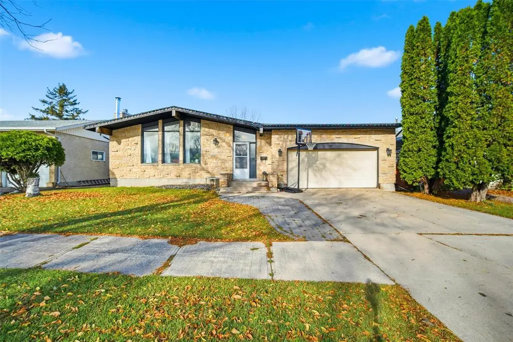 66 Baker Bay, Winnipeg, MB R2P 1M8