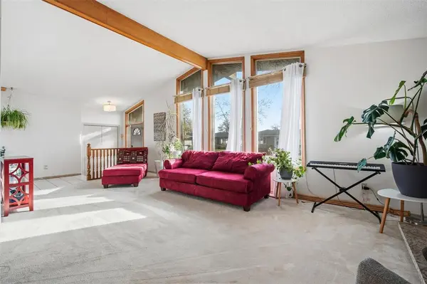 66 Baker Bay, Winnipeg, MB R2P 1M8