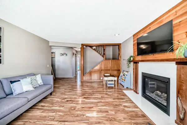 87 Berwick CRES NW, Calgary, AB T3K 1P7