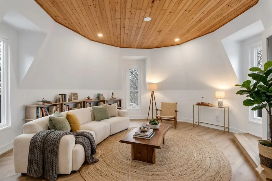 171 Parkside DR #Upper, Toronto W01, ON M6R 2Y9