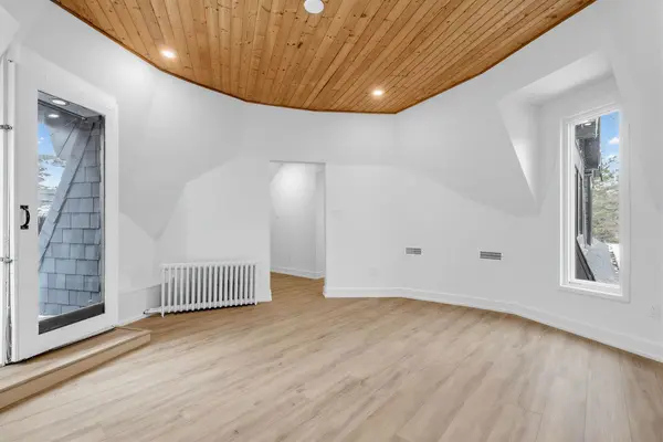 171 Parkside DR #Upper, Toronto W01, ON M6R 2Y9