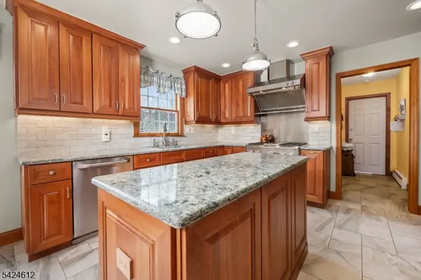 10 Warwick Dr, Washington Twp., NJ 07853