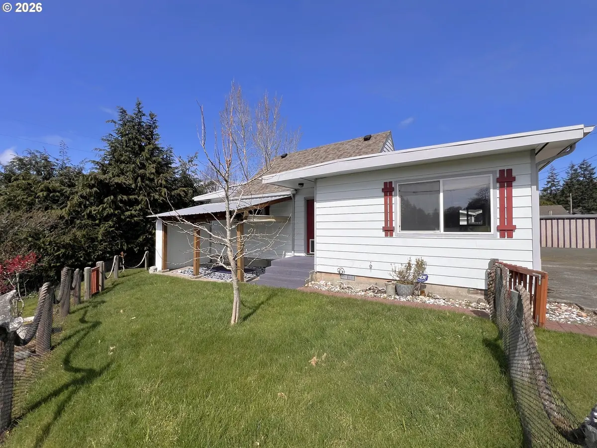 1092 LEWIS ST, North Bend, OR 97459