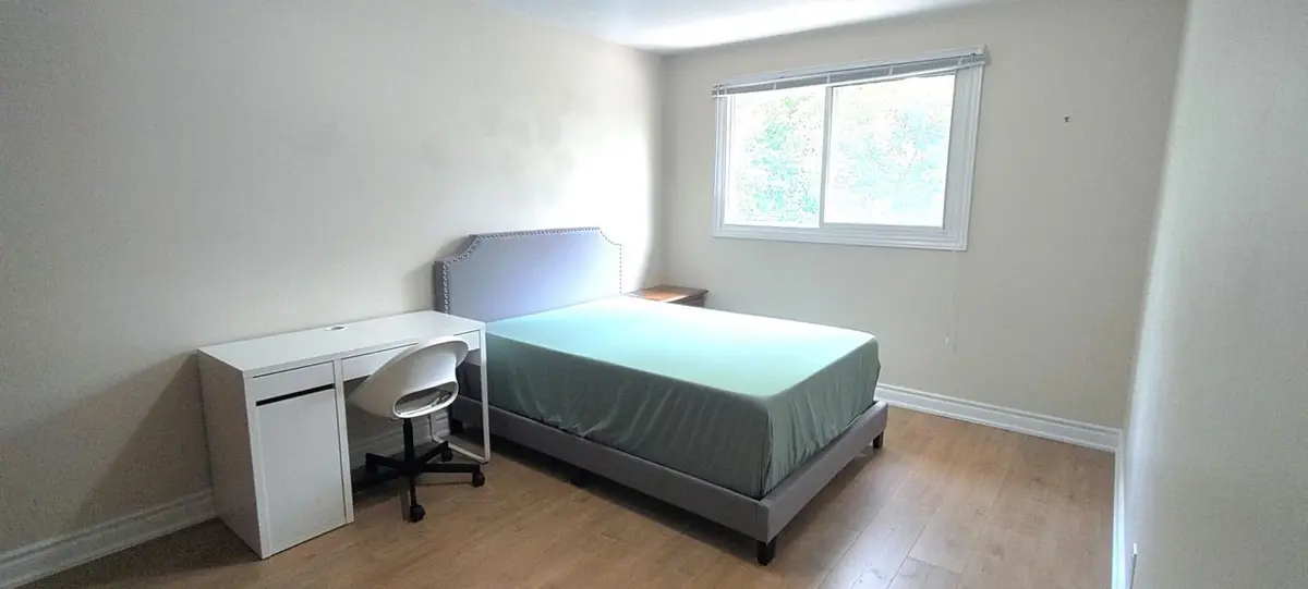 95 Orsett ST #Rm 1, Oakville, ON L6H 2P1