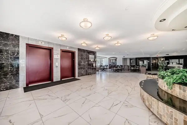 8 Prestwick Pond TER SE #321, Calgary, AB T2Z 4P3