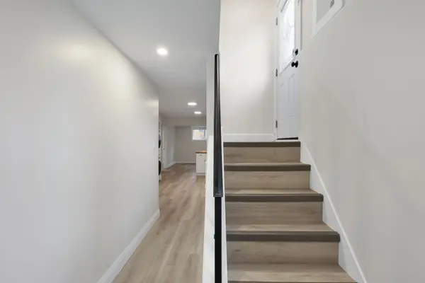 242 Acton AVE #Lower, Toronto C06, ON M3H 4J1