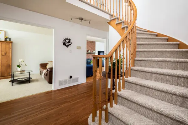 1324 Quinpool CT, Mississauga, ON L5C 4J3