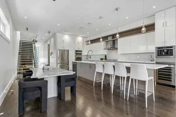 21A Maple AVE N, Mississauga, ON L5H 2R9