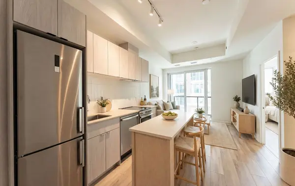 1660 Bloor ST W #404, Toronto W02, ON M6P 1B1