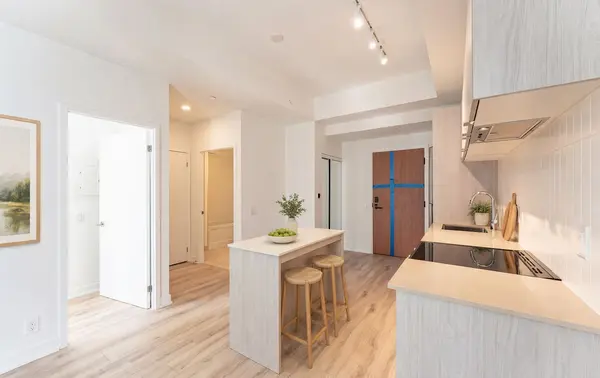 1660 Bloor ST W #404, Toronto W02, ON M6P 1B1