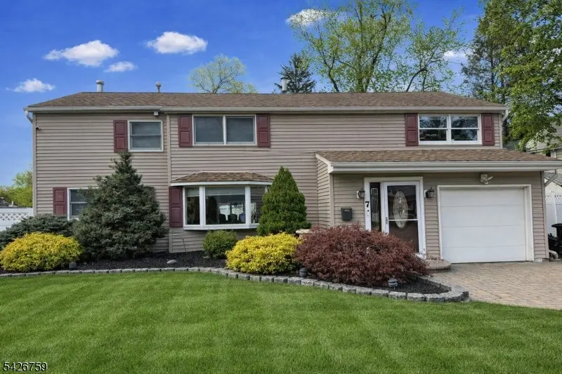 7 Stuart St, Waldwick Boro, NJ 07463