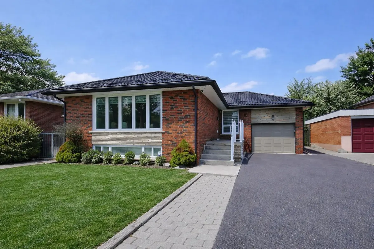 14 Thorpe RD, Toronto W09, ON M9R 2C2