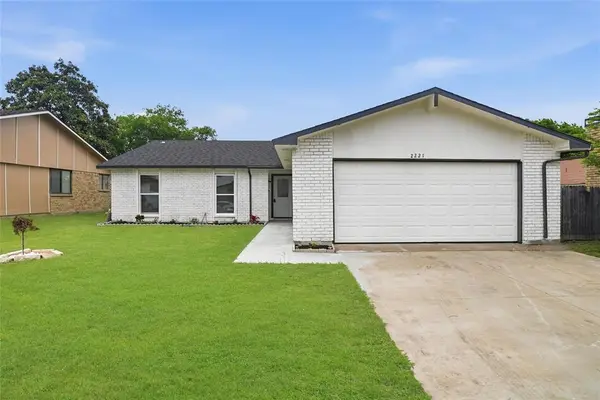 2221 Pennington Drive, Arlington, TX 76014